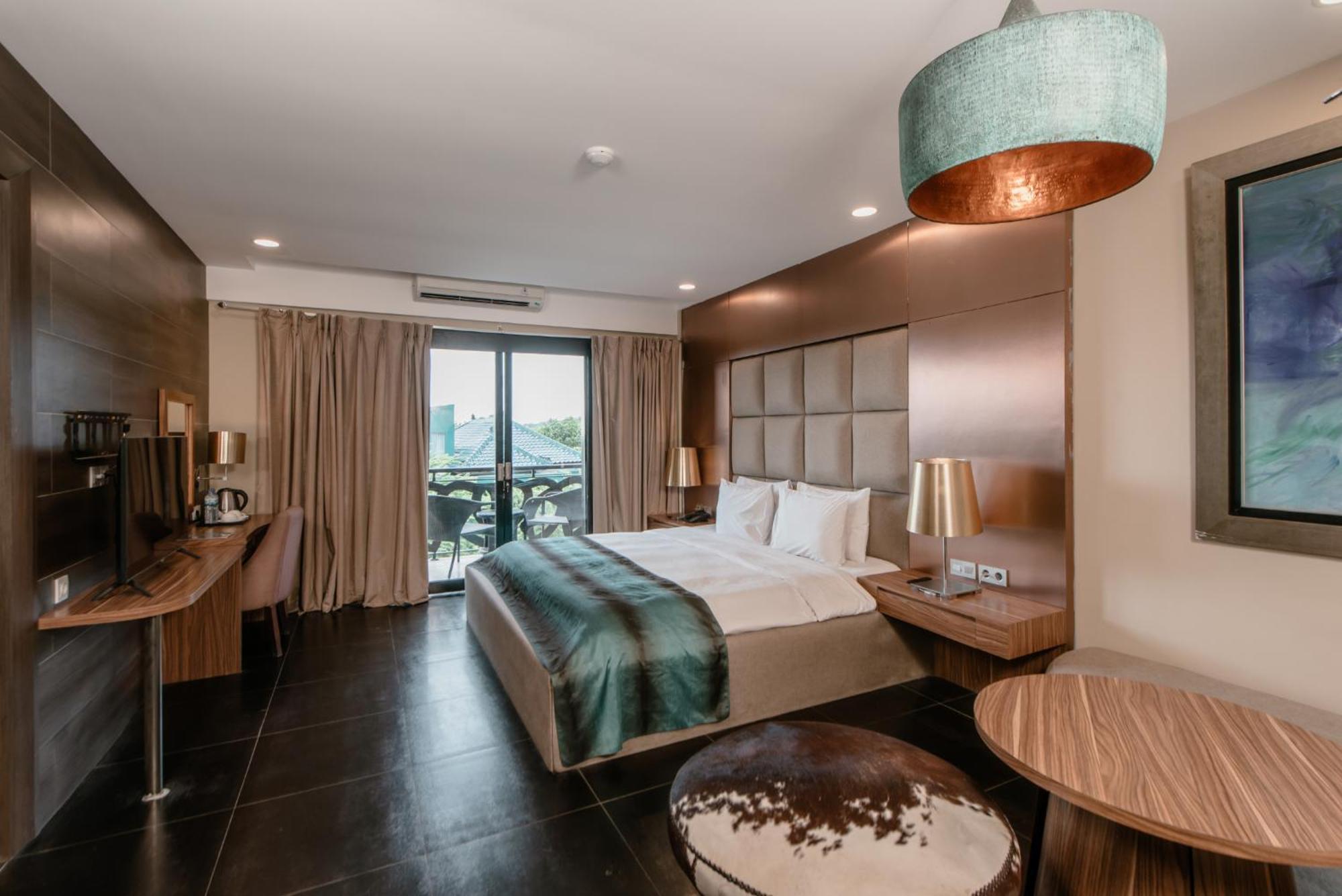 Executive Suite,1585474341:JPEG