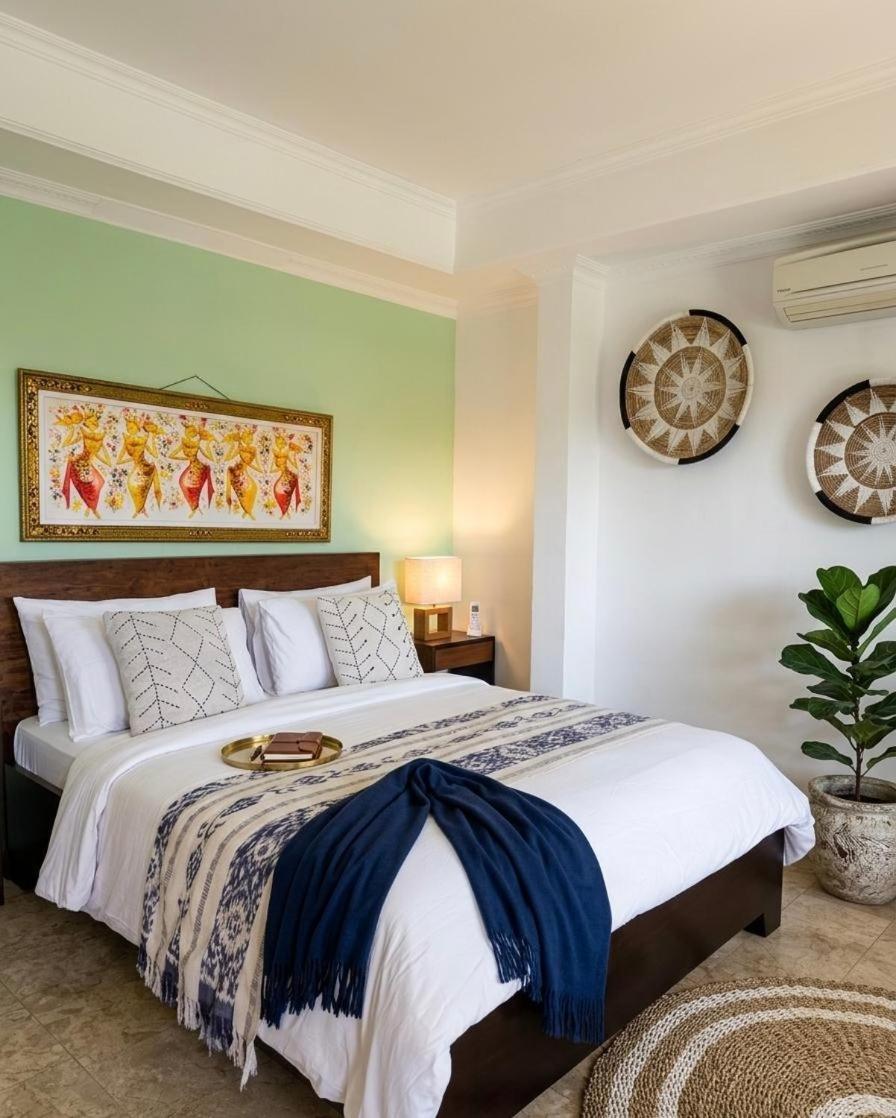 Zimmer mit Queensize-Bett und Poolblick